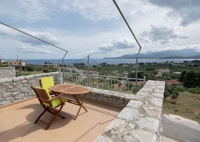 Laconic Bay View Apartment